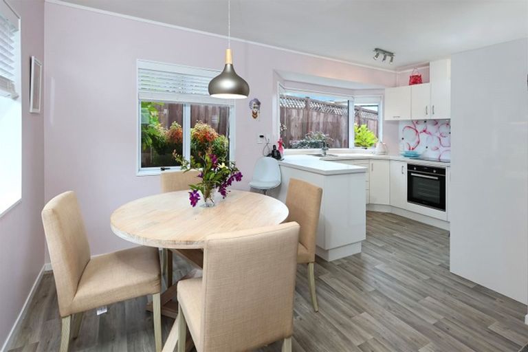 Photo of property in 2/100 Rhinevale Close, Henderson, Auckland, 0612