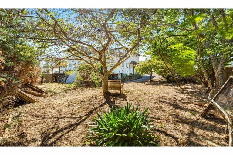 Photo of property in 7 Celsmere Lane, Te Atatu Peninsula, Auckland, 0610