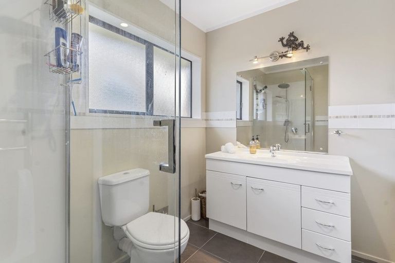 Photo of property in 33 Channing Crescent, Botany Downs, Auckland, 2010