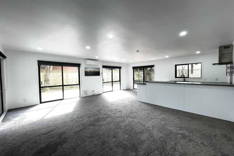 Photo of property in 81 Totaravale Drive, Totara Vale, Auckland, 0629
