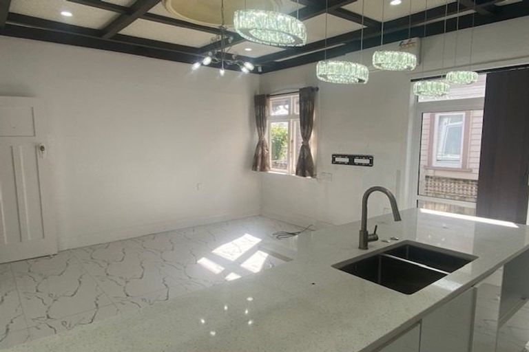 Photo of property in 118a Hutchinson Avenue, New Lynn, Auckland, 0600