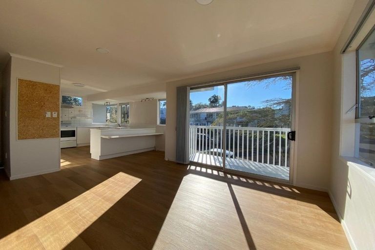 Photo of property in 92 Ravenwood Drive, Forrest Hill, Auckland, 0620