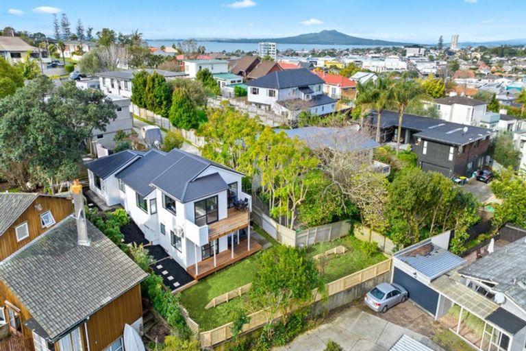 Photo of property in 2/21 Tobruk Crescent, Milford, Auckland, 0620