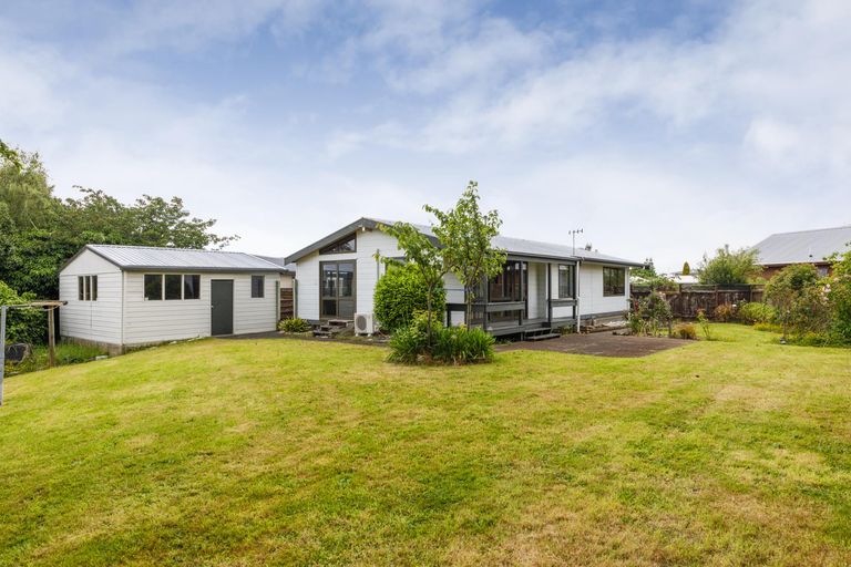 Photo of property in 12 Suzanne Grove, Kelvin Grove, Palmerston North, 4414