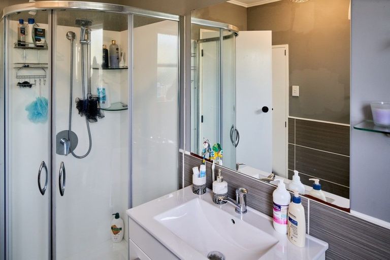 Photo of property in 27 Griffiths Grove, Newlands, Wellington, 6037