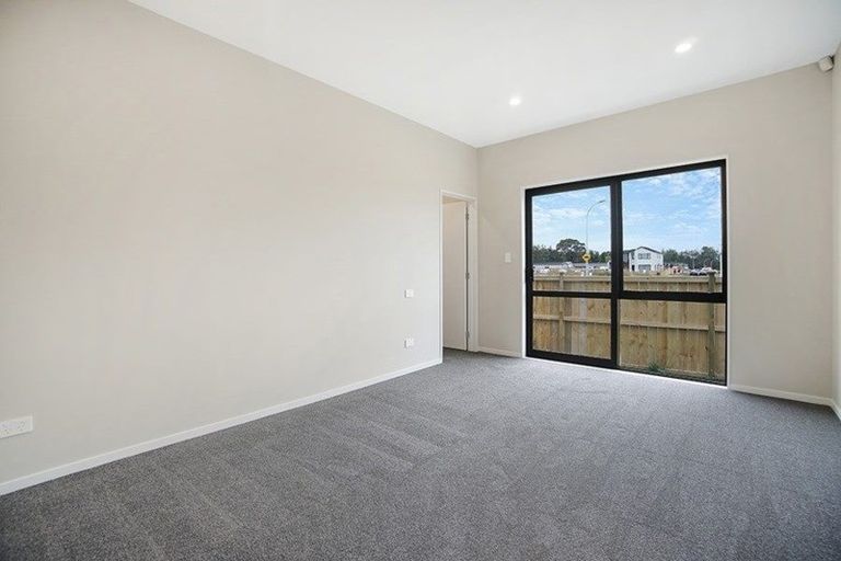 Photo of property in 2 Kakabeak Way, Takanini, 2110