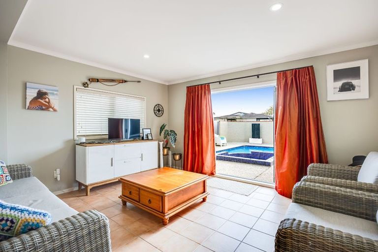 Photo of property in 5 Tanoa Place, Glendene, Auckland, 0602