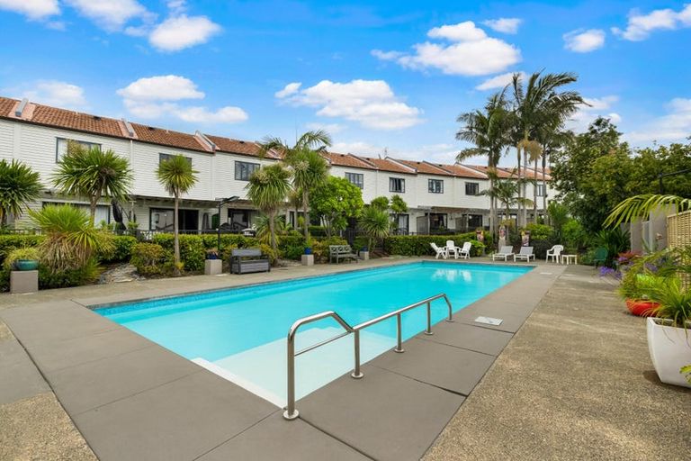 Photo of property in 3/21 Armoy Drive, East Tamaki, Auckland, 2016