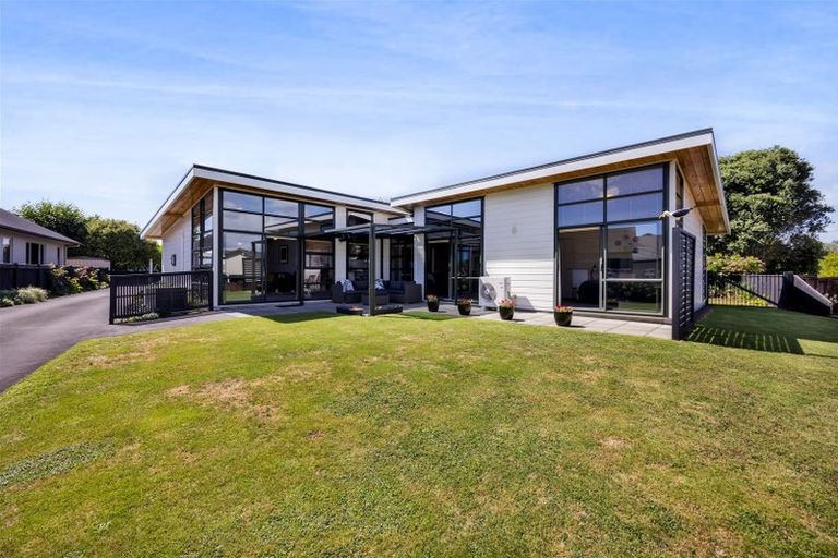 Photo of property in 11 Highfield Place, Highlands Park, New Plymouth, 4312