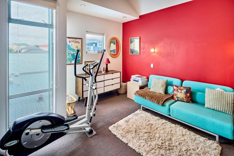 Photo of property in 12 Fallowfield Avenue, Mount Victoria, Wellington, 6011