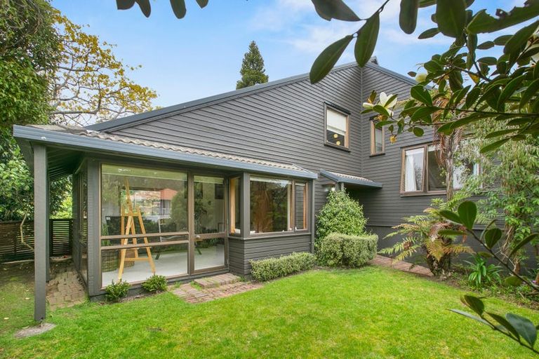 Photo of property in 11 Cannon Street, Westown, New Plymouth, 4310