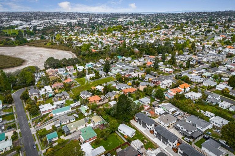 Photo of property in 52 Beaubank Road, Kelston, Auckland, 0602