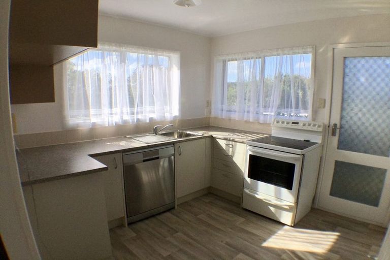 Photo of property in 2/27 Mannering Place, Hillcrest, Auckland, 0627