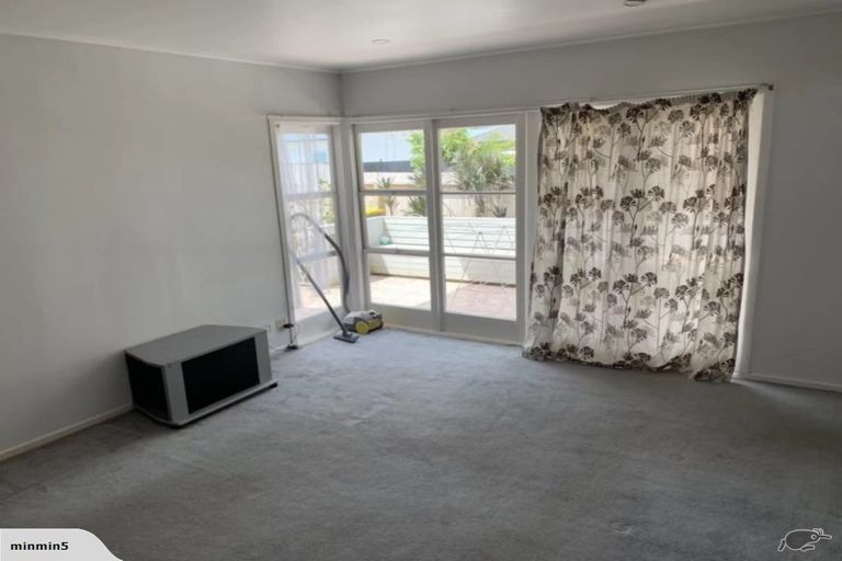 Photo of property in 5 Ingleby Place, Kelston, Auckland, 0602