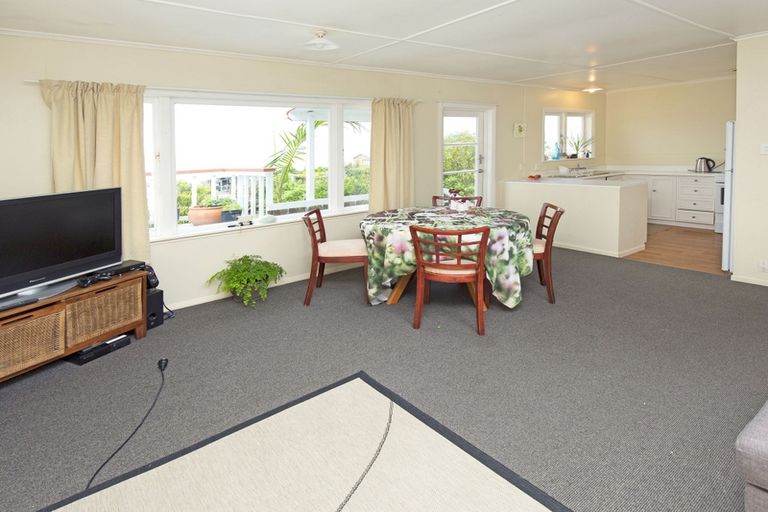 Photo of property in 1049 Whangaparaoa Road, Tindalls Beach, Whangaparaoa, 0930