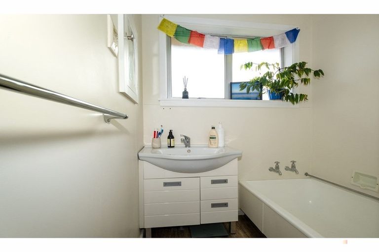 Photo of property in 1 Oxford Street, Waimate, 7924