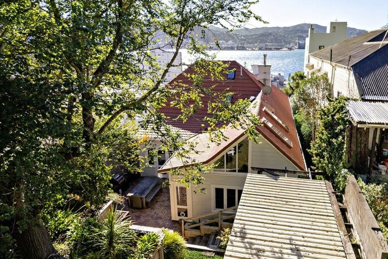 Photo of property in 210 Oriental Parade, Oriental Bay, Wellington, 6011