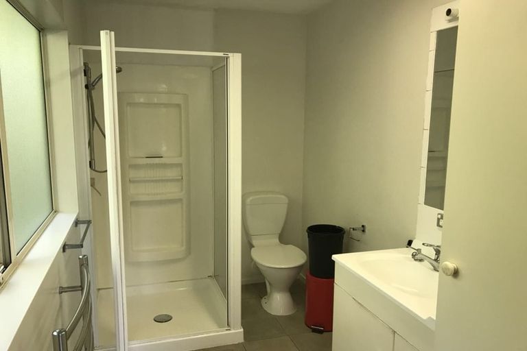 Photo of property in 2/22 Grenadine Place, Unsworth Heights, Auckland, 0632