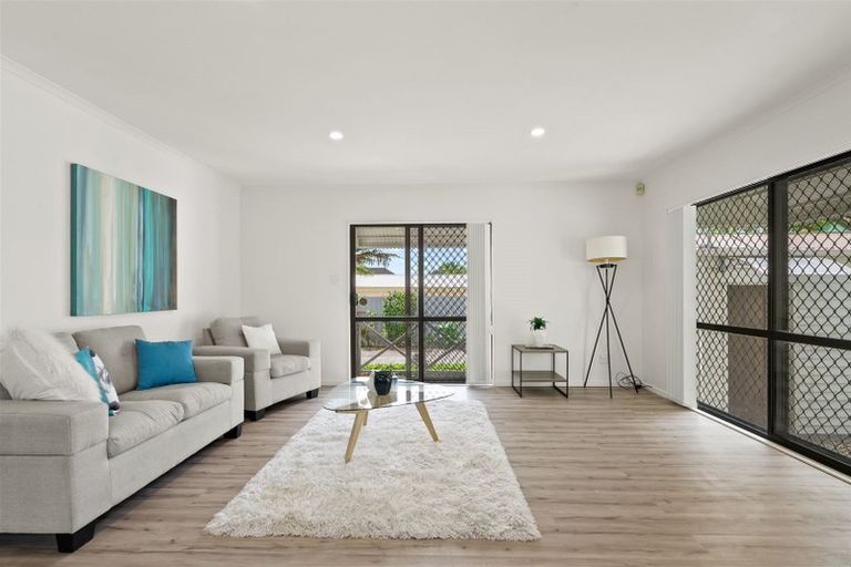 Photo of property in 2/24 Edinburgh Avenue, Rosehill, Papakura, 2113