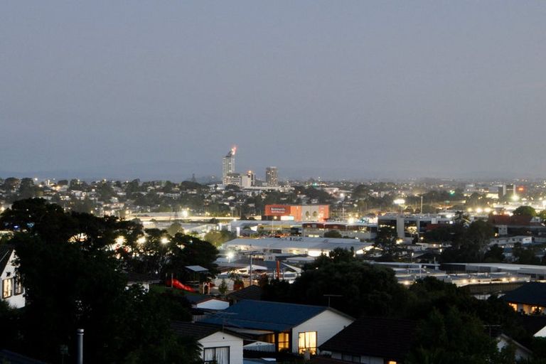 Photo of property in 2/16 Kupari Place, Totara Vale, Auckland, 0629