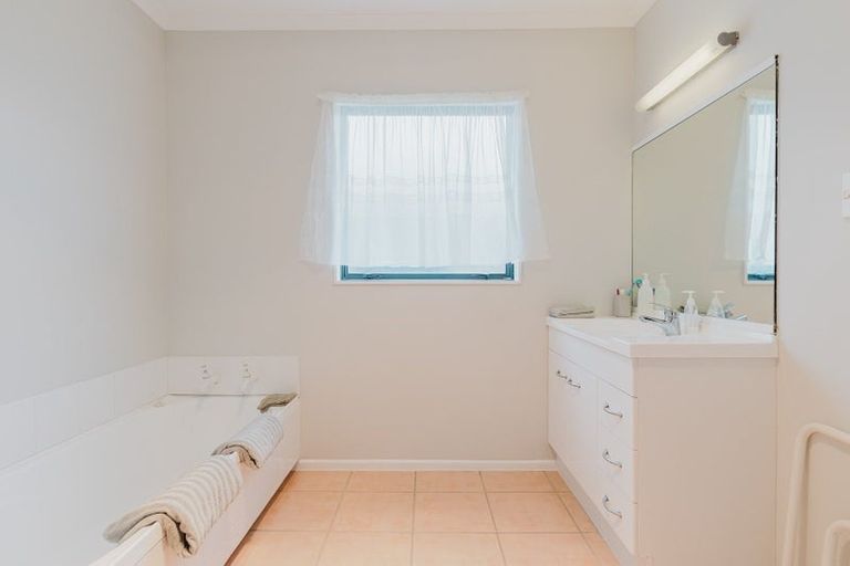 Photo of property in 28 Royal Oak Drive, Kelvin Grove, Palmerston North, 4414