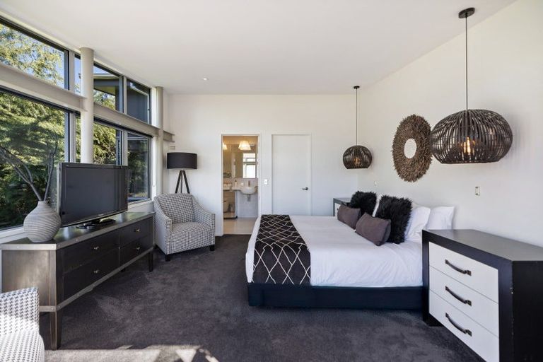 Photo of property in 6 Whitbourn Place, Fernhill, Queenstown, 9300