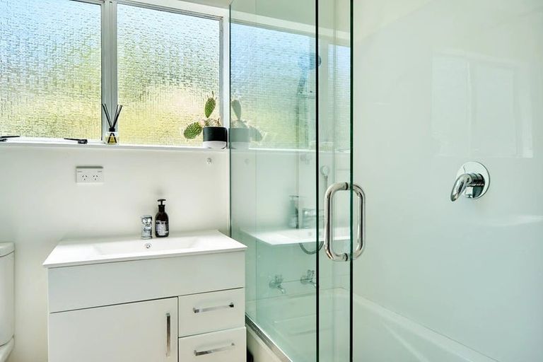 Photo of property in 18a Cheltenham Terrace, Newlands, Wellington, 6037