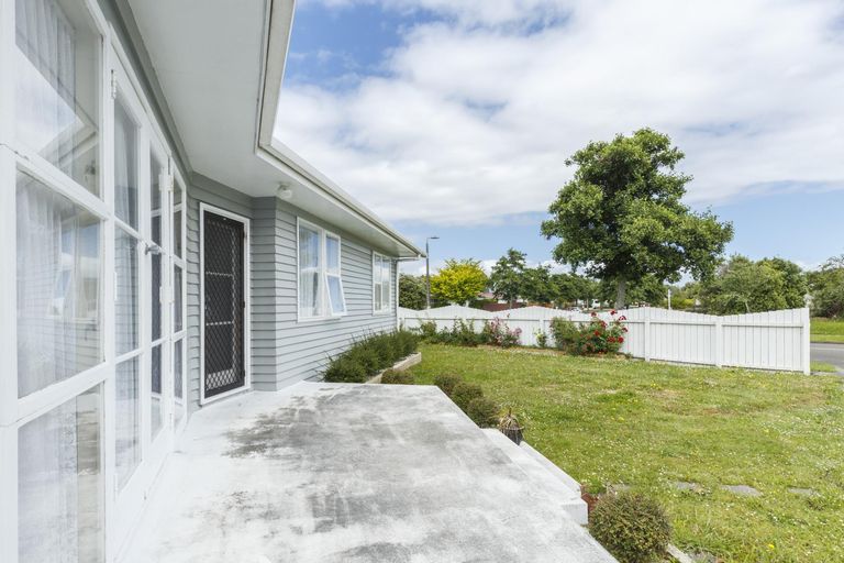 Photo of property in 26 Rhodes Drive, Kelvin Grove, Palmerston North, 4414