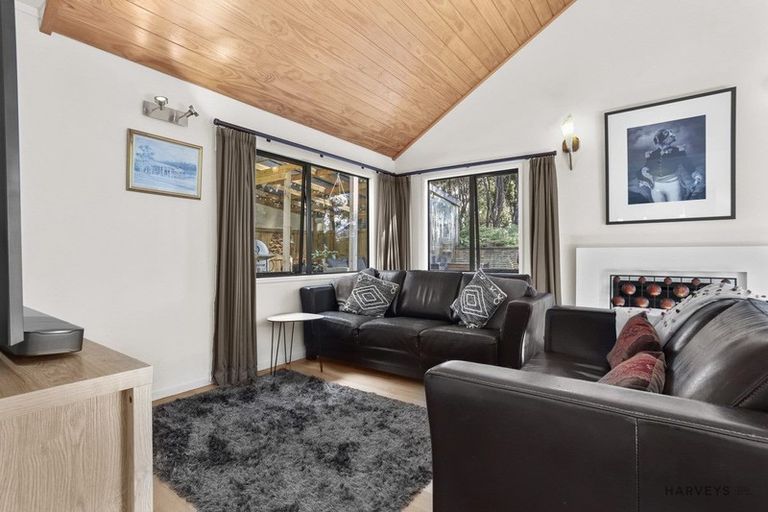 Photo of property in 25 Longfellow Parade, Glen Eden, Auckland, 0604