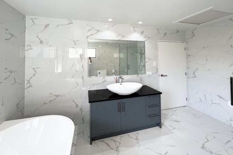 Photo of property in 6b St Catherine Crescent, West Harbour, Auckland, 0618