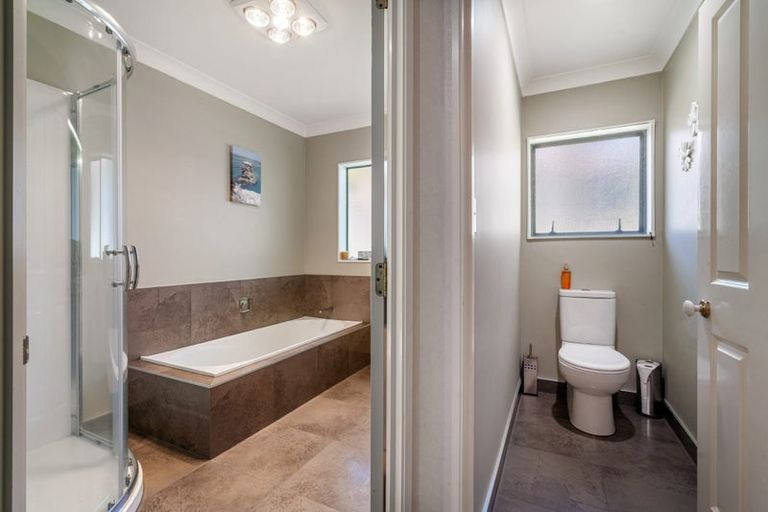 Photo of property in 27 Hogarth Rise, West Harbour, Auckland, 0618