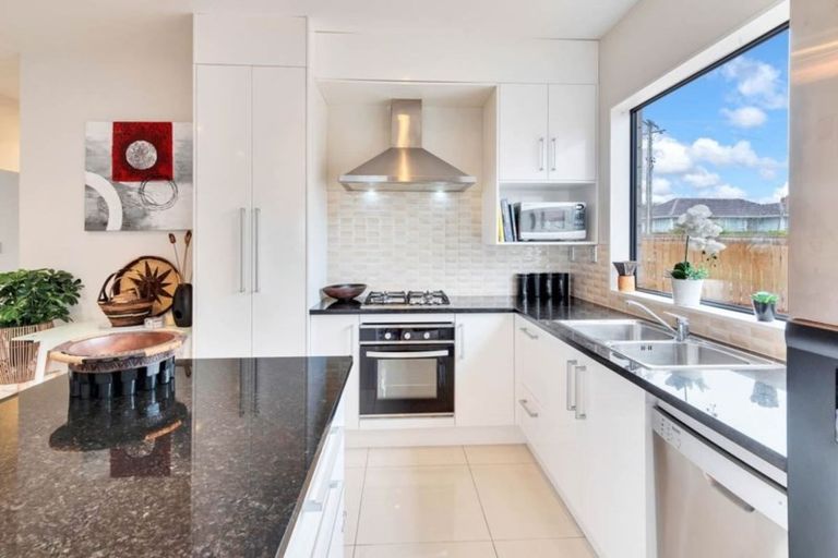 Photo of property in 17 Clendon Place, Manurewa, Auckland, 2102