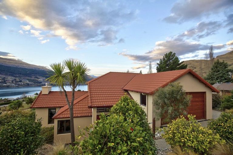 Photo of property in 17 Milward Place, Kelvin Heights, Queenstown, 9300