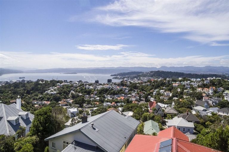 Photo of property in 17 Fairview Crescent, Kelburn, Wellington, 6012