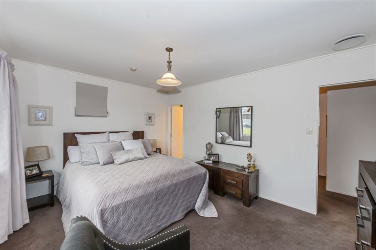 Photo of property in 1 Pluto Place, Beach Haven, Auckland, 0626