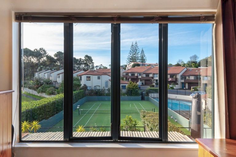 Photo of property in 22/8 Tobago Place, Sunnynook, Auckland, 0620