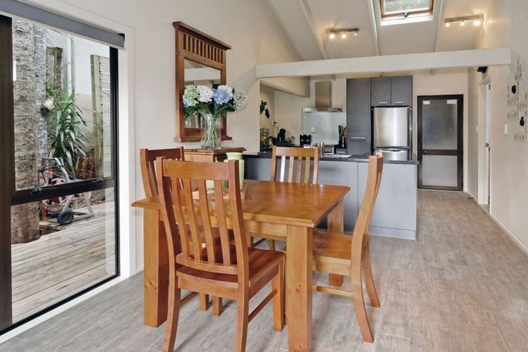 Photo of property in 11 Minnehaha Avenue, Titirangi, Auckland, 0604