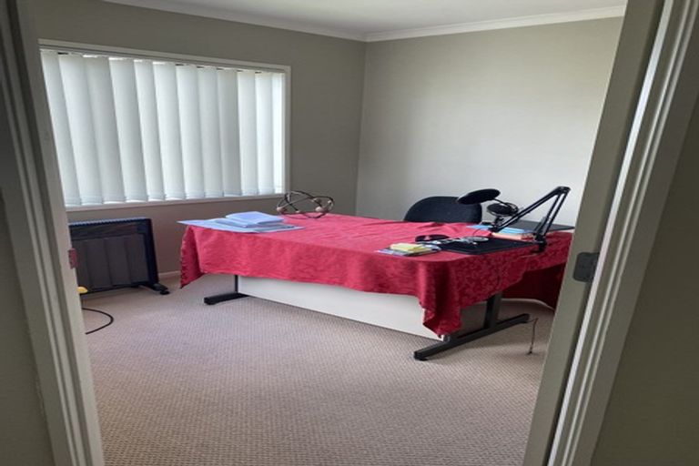 Photo of property in 4 Vicente Place, Oteha, Auckland, 0632