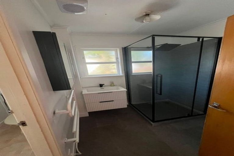 Photo of property in 49 Tiroroa Avenue, Te Atatu South, Auckland, 0610