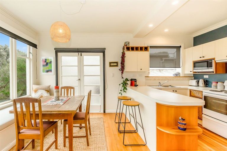 Photo of property in 131 Renown Road, Raumati South, Paraparaumu, 5032