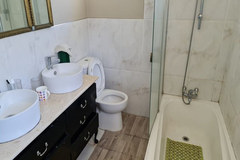 Photo of property in 35 Longburn Road, Henderson, Auckland, 0610