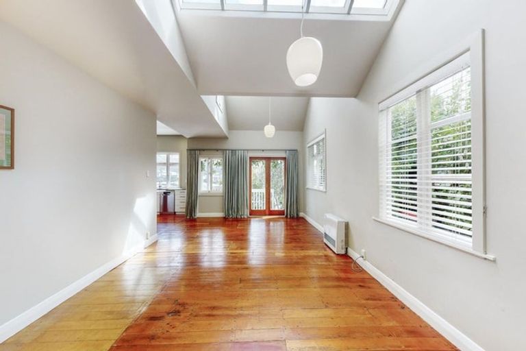 Photo of property in 19 Scarborough Terrace, Mount Victoria, Wellington, 6011