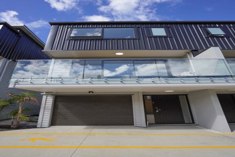 Photo of property in 5/19 Kingdale Road, Henderson, Auckland, 0610