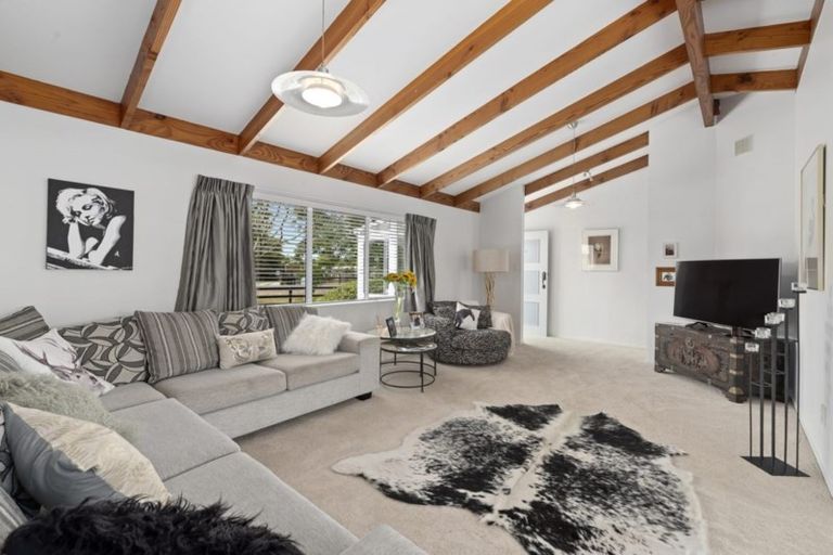 Photo of property in 102 Boord Crescent, Kumeu, 0891