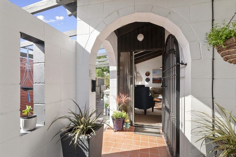 Photo of property in 1/6 Bronwyn Place, Torbay, Auckland, 0630