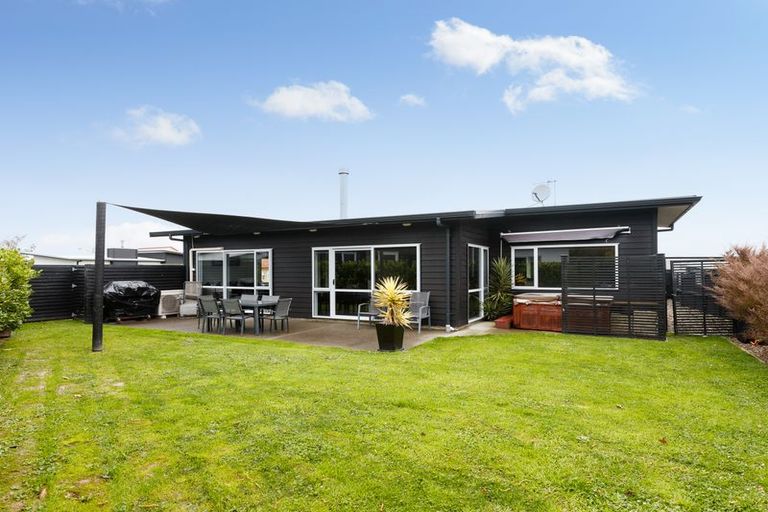 Photo of property in 4 D'urville Place, Kelvin Grove, Palmerston North, 4414