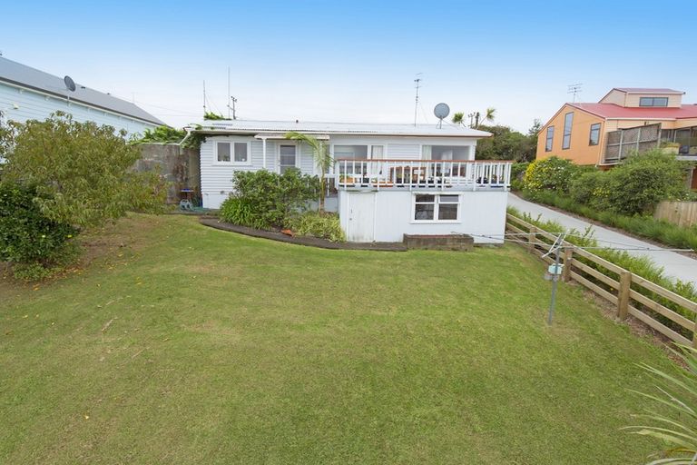 Photo of property in 1049 Whangaparaoa Road, Tindalls Beach, Whangaparaoa, 0930
