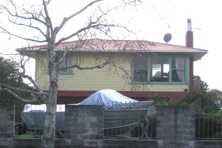 Photo of property in 21 Yeovil Road, Te Atatu Peninsula, Auckland, 0610