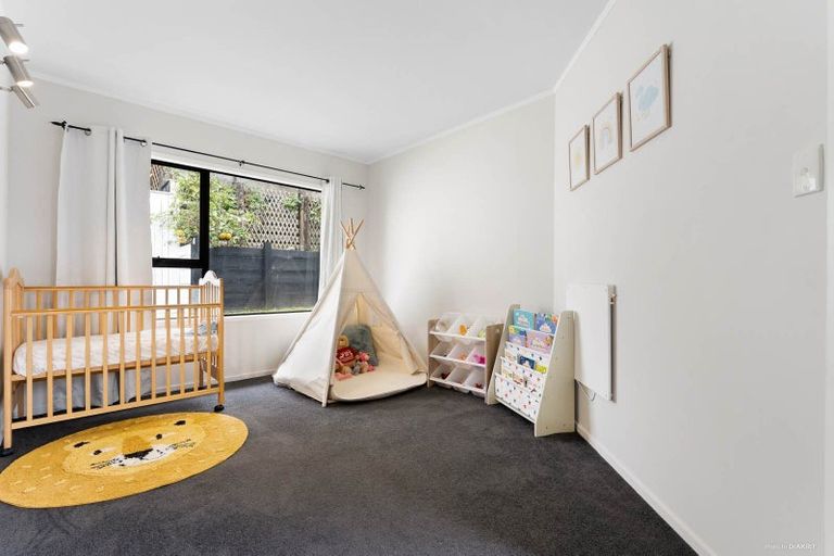 Photo of property in 4 Raphael Place, West Harbour, Auckland, 0618