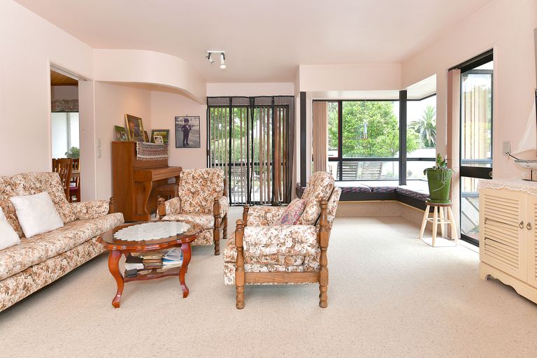 Photo of property in 27 Maygrove Drive, Orewa, 0931